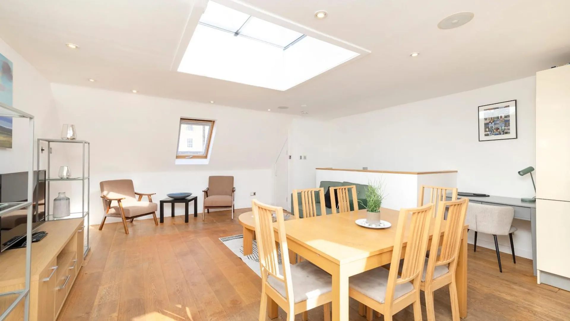 Joivy Chic 2-Br Flats Near Edinburgh Castle Apartment 0*,  United Kingdom