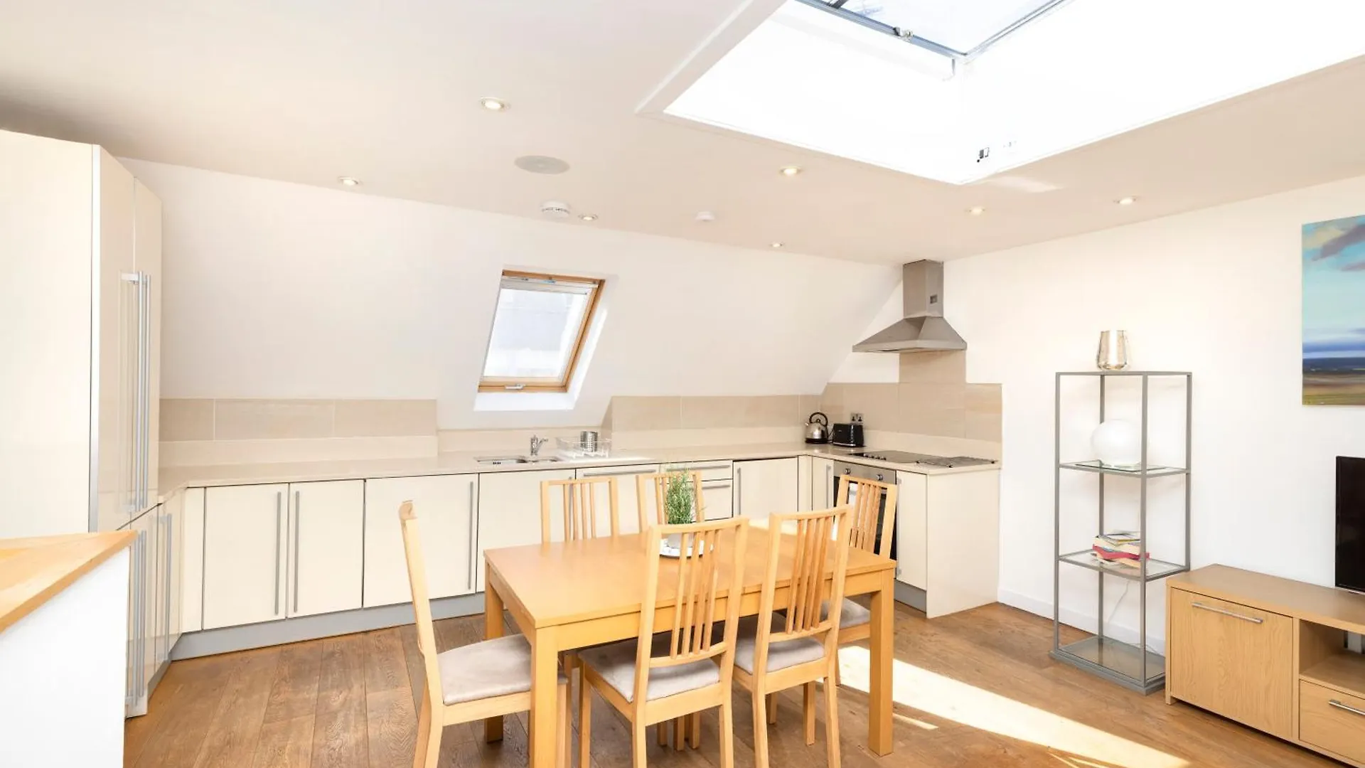Joivy Chic 2-Br Flats Near Edinburgh Castle Apartment