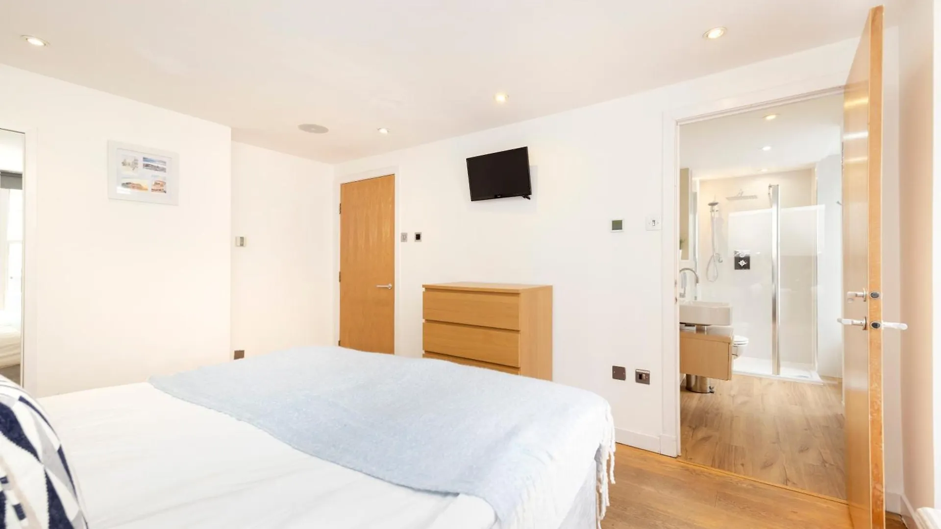 Joivy Chic 2-Br Flats Near Edinburgh Castle 아파트 0*,  영국