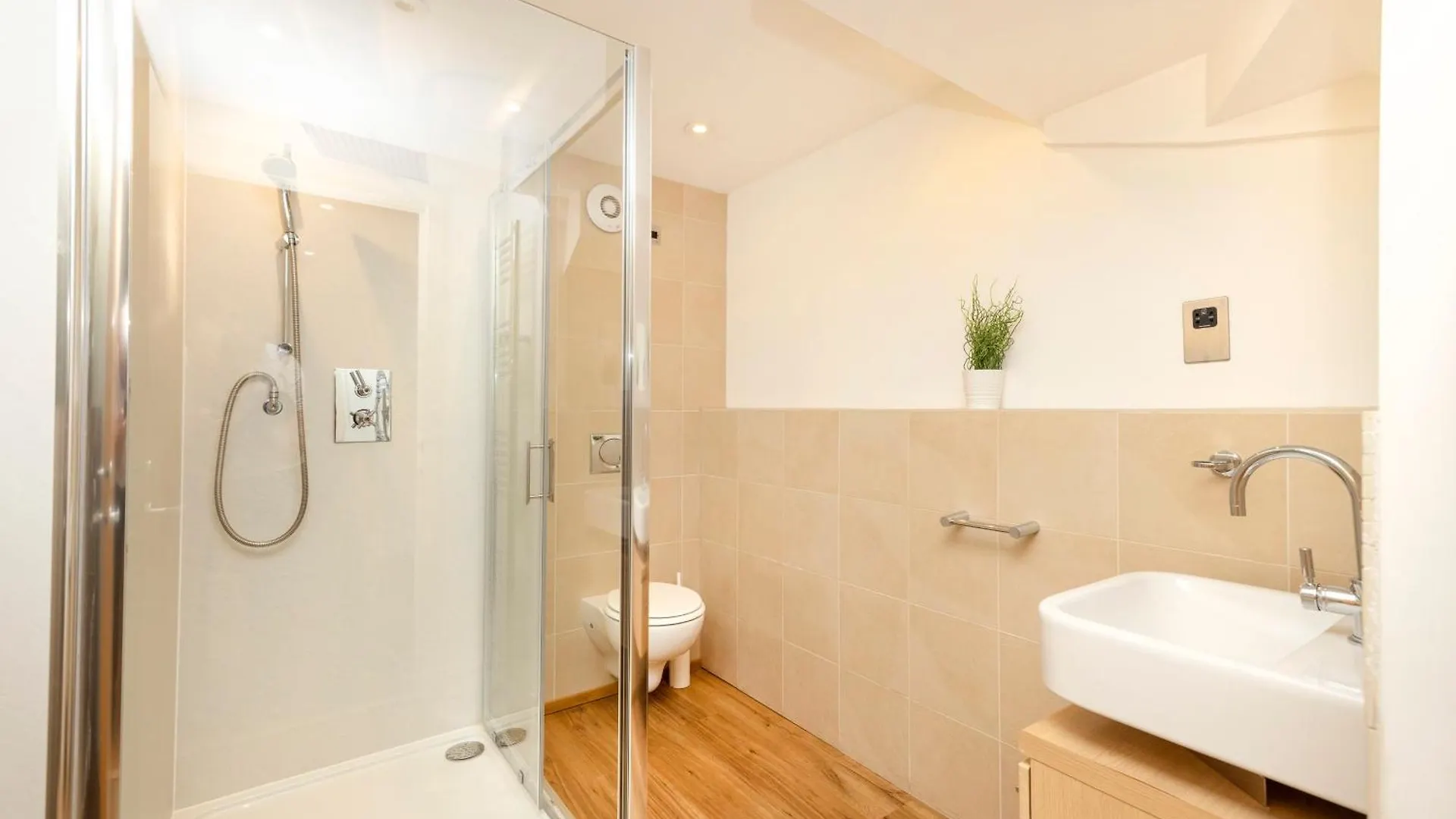 Joivy Chic 2-Br Flats Near Edinburgh Castle Apartment 0*,