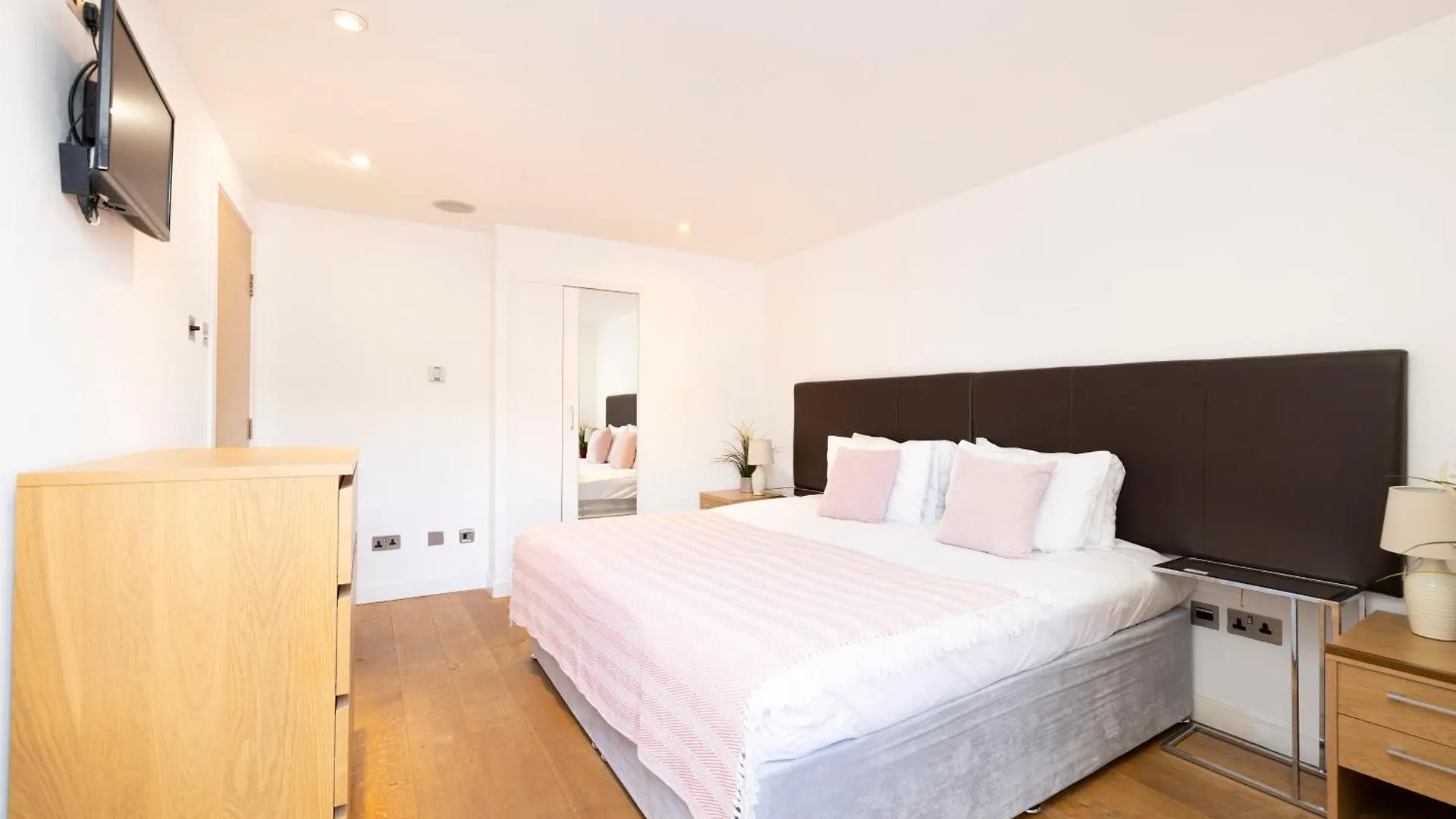 Joivy Chic 2-Br Flats Near Edinburgh Castle Apartment 0*,