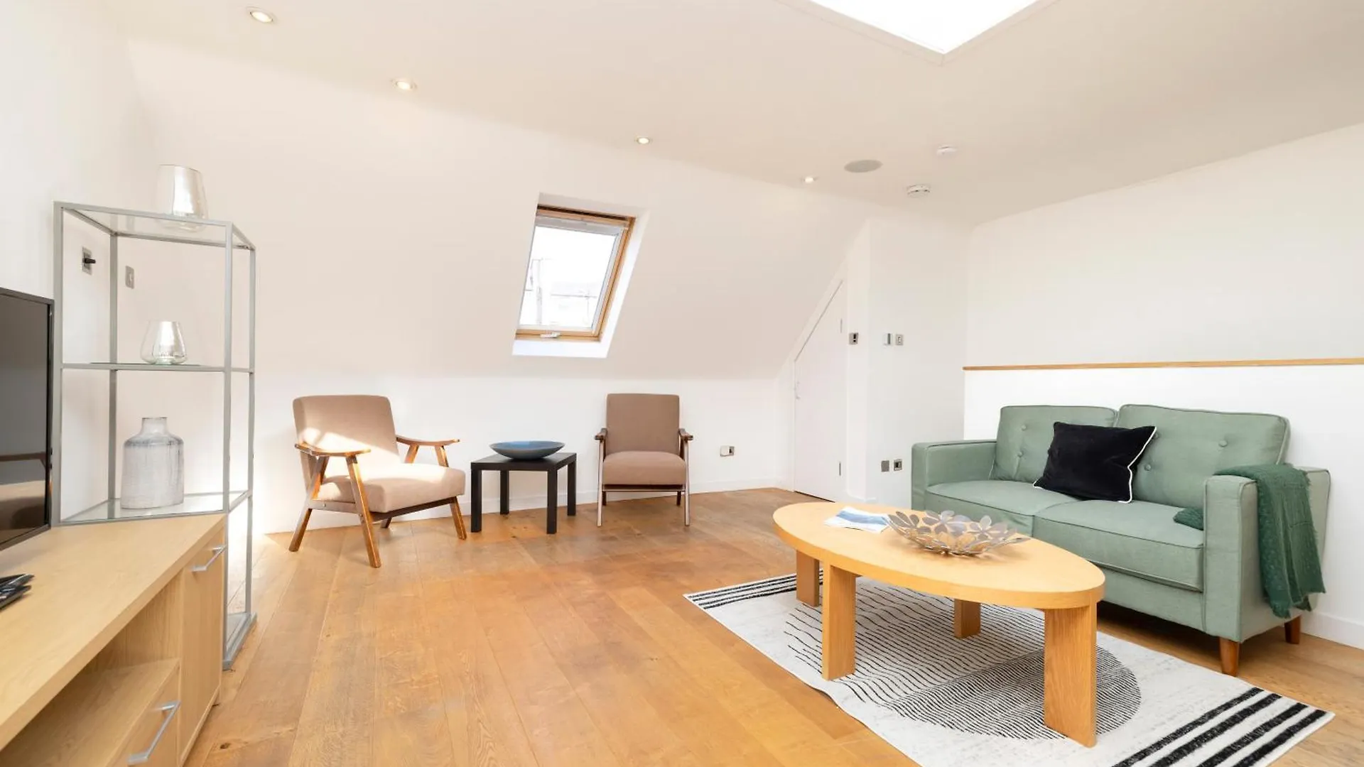 Joivy Chic 2-Br Flats Near Edinburgh Castle Apartment