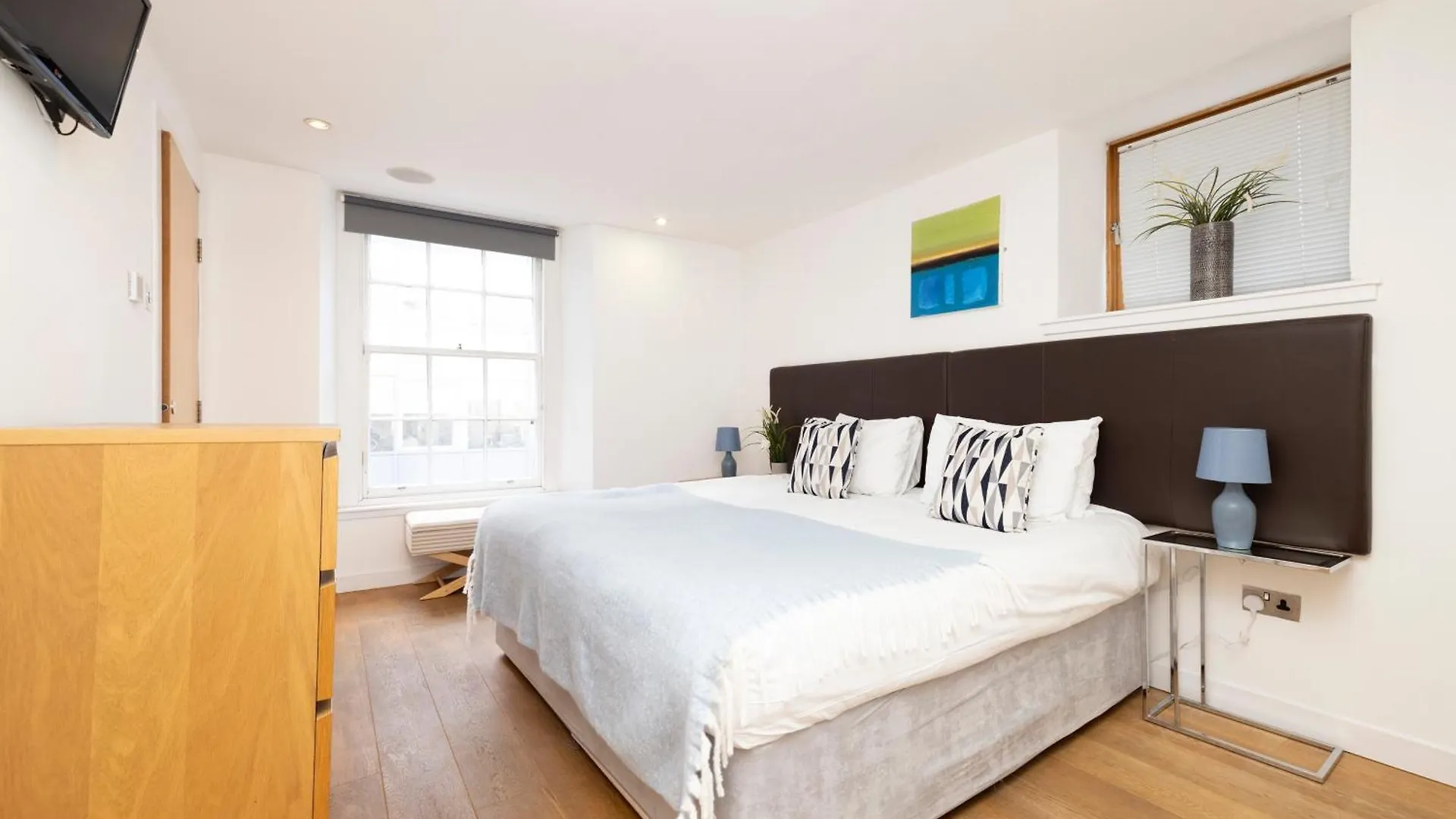 Joivy Chic 2-Br Flats Near Edinburgh Castle Apartment