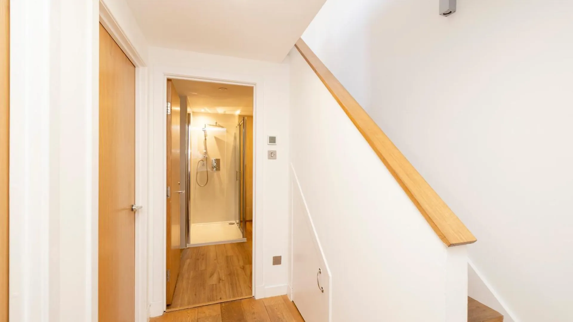 Joivy Chic 2-Br Flats Near Edinburgh Castle Apartment
