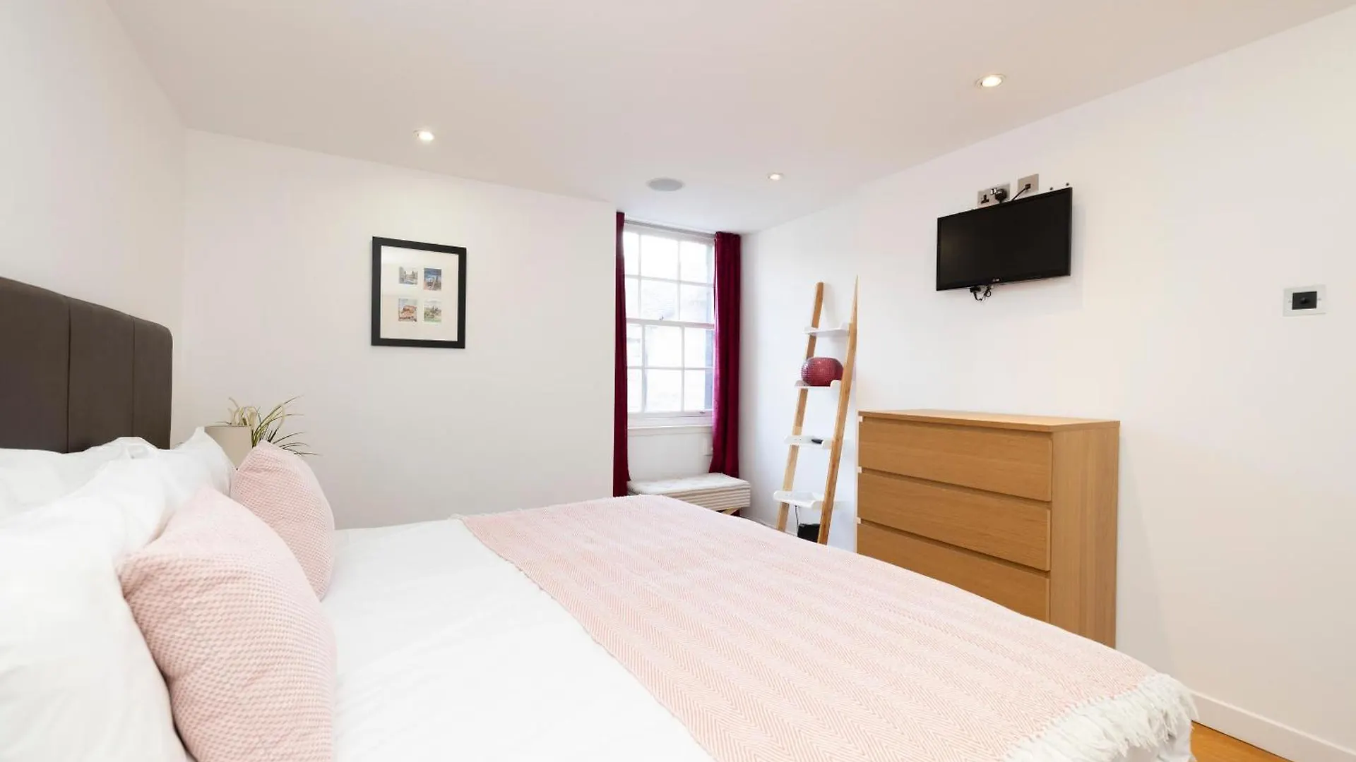 Joivy Chic 2-Br Flats Near Edinburgh Castle Apartment
