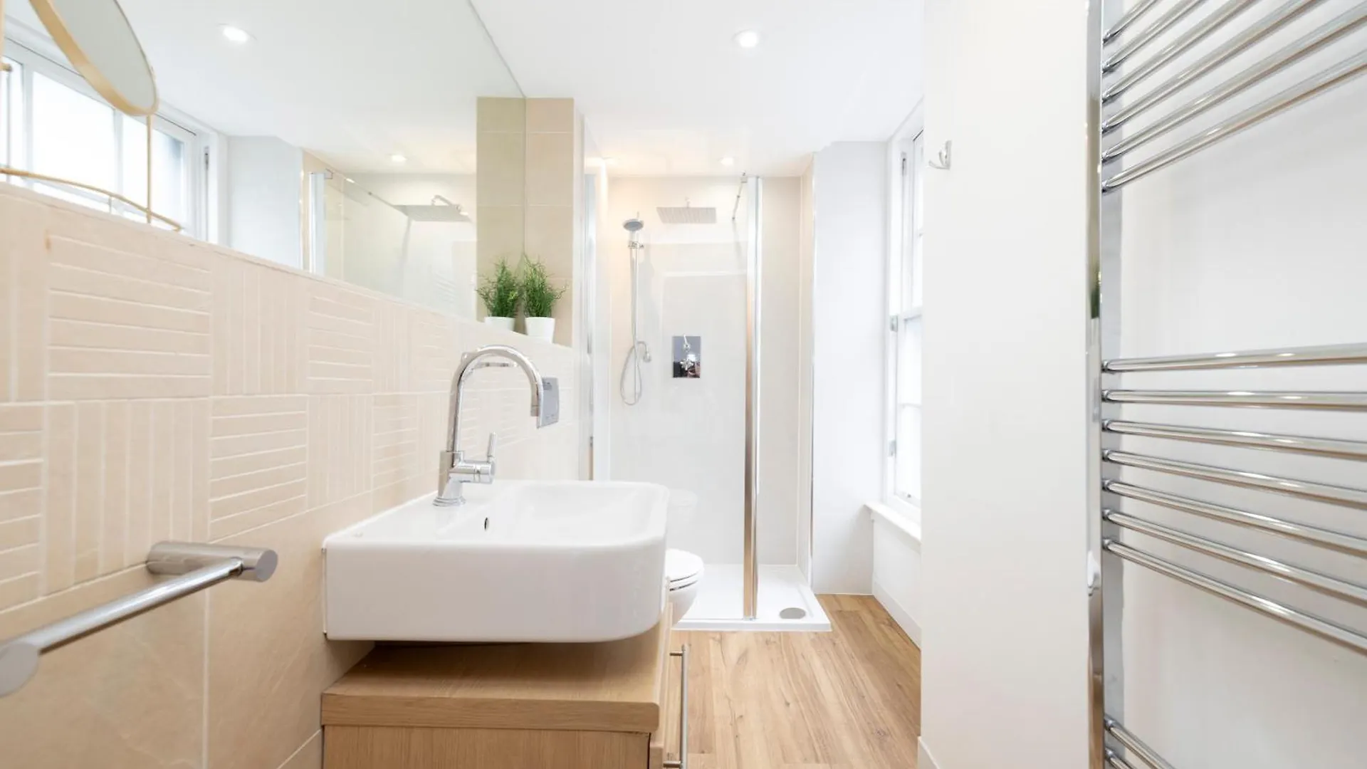 Joivy Chic 2-Br Flats Near Edinburgh Castle Apartment
