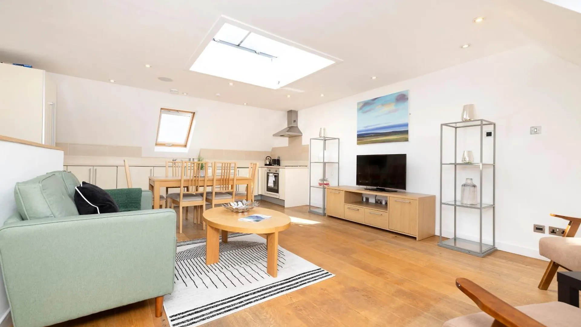 Joivy Chic 2-Br Flats Near Edinburgh Castle Apartment