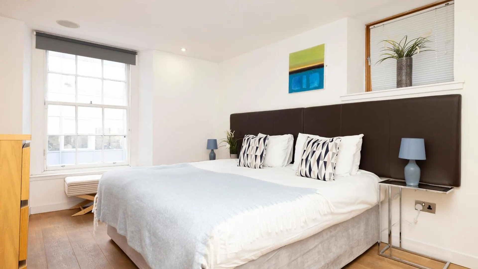 Joivy Chic 2-Br Flats Near Edinburgh Castle Apartment