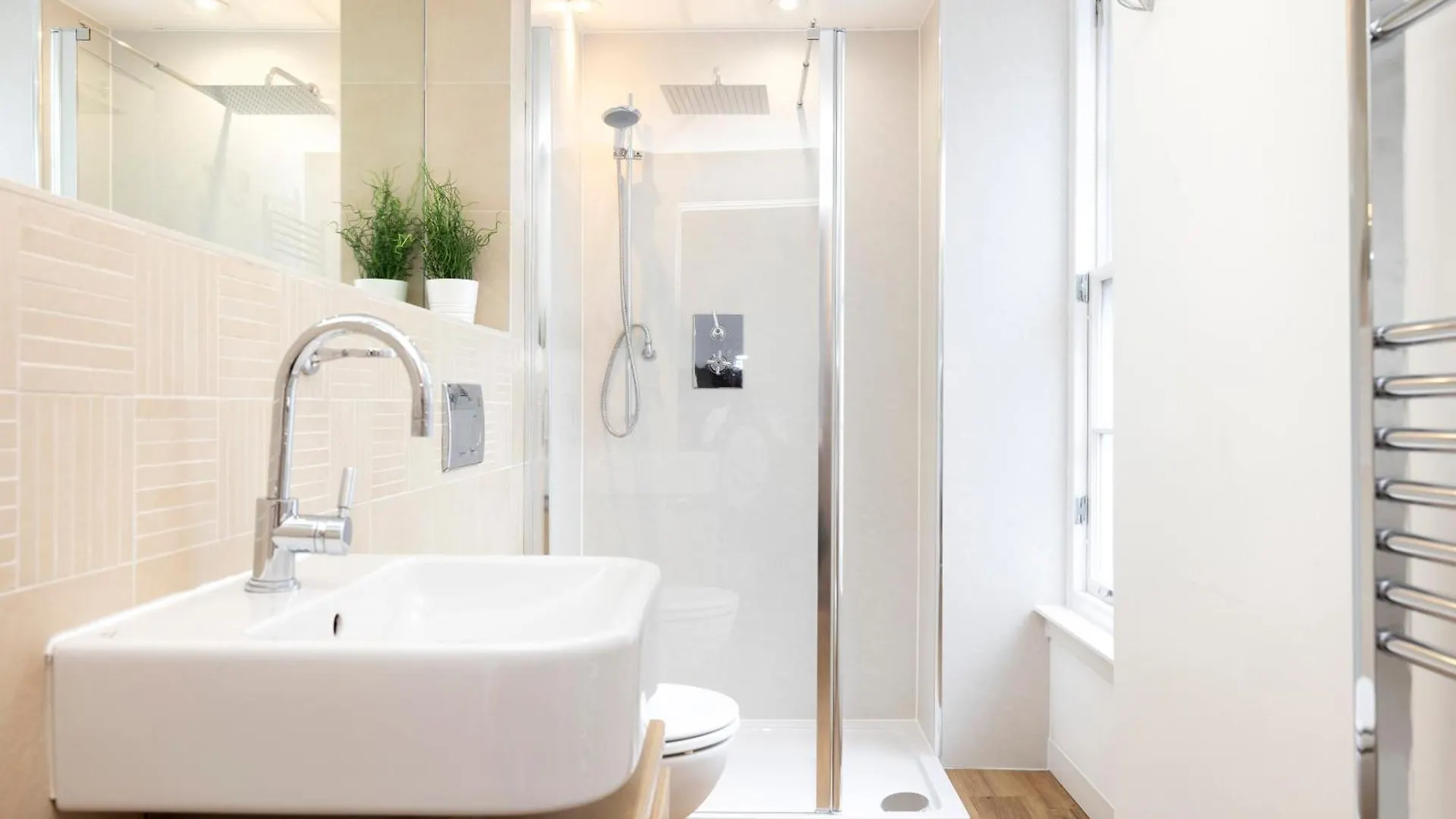 Joivy Chic 2-Br Flats Near Edinburgh Castle Apartment