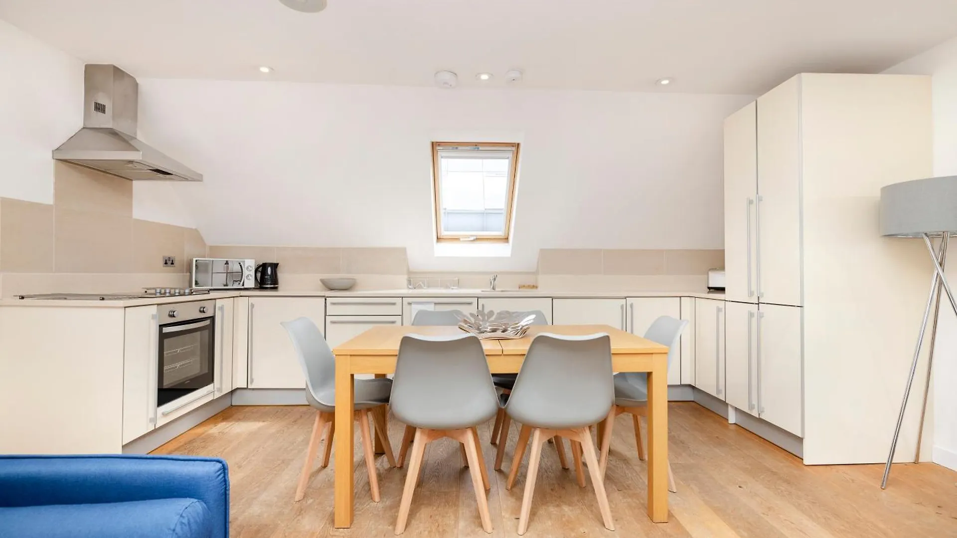 Joivy Chic 2-Br Flats Near Edinburgh Castle Apartment
