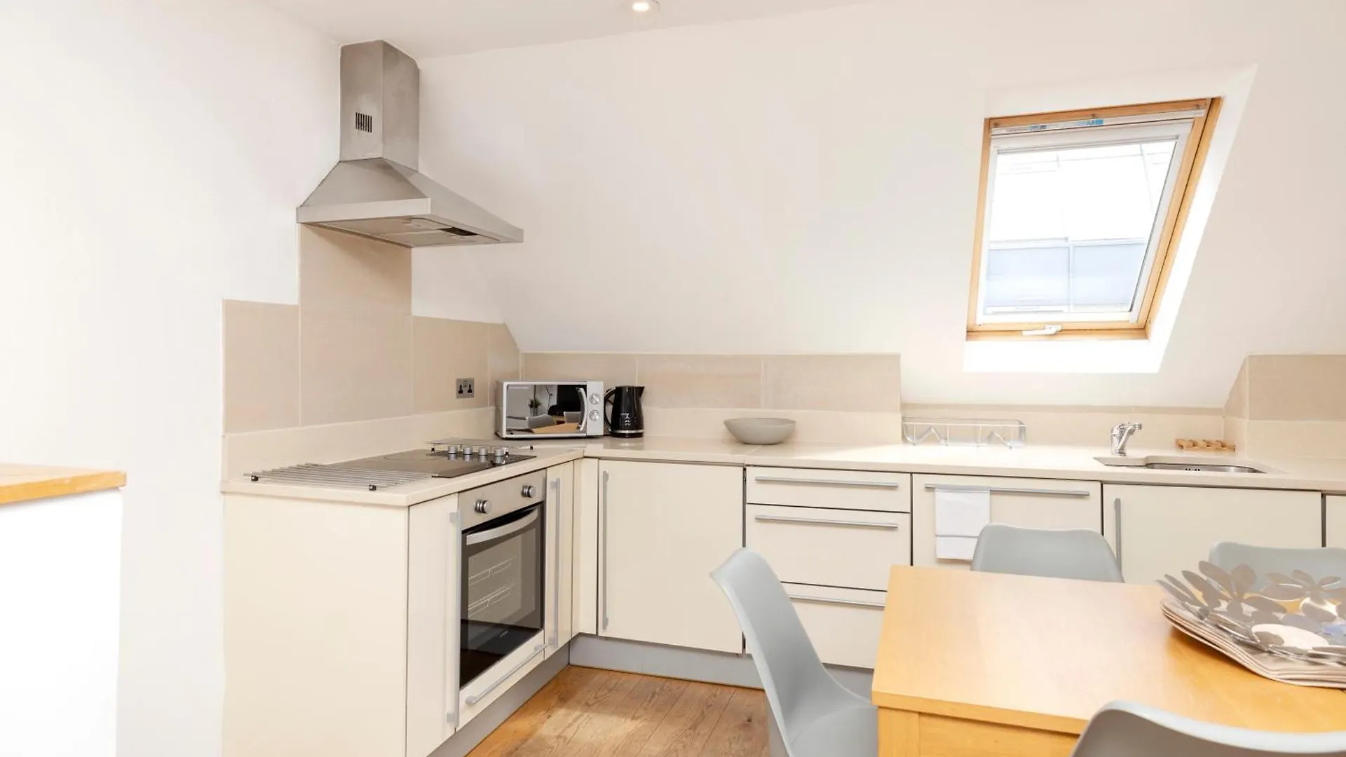 Joivy Chic 2-Br Flats Near Edinburgh Castle Apartment