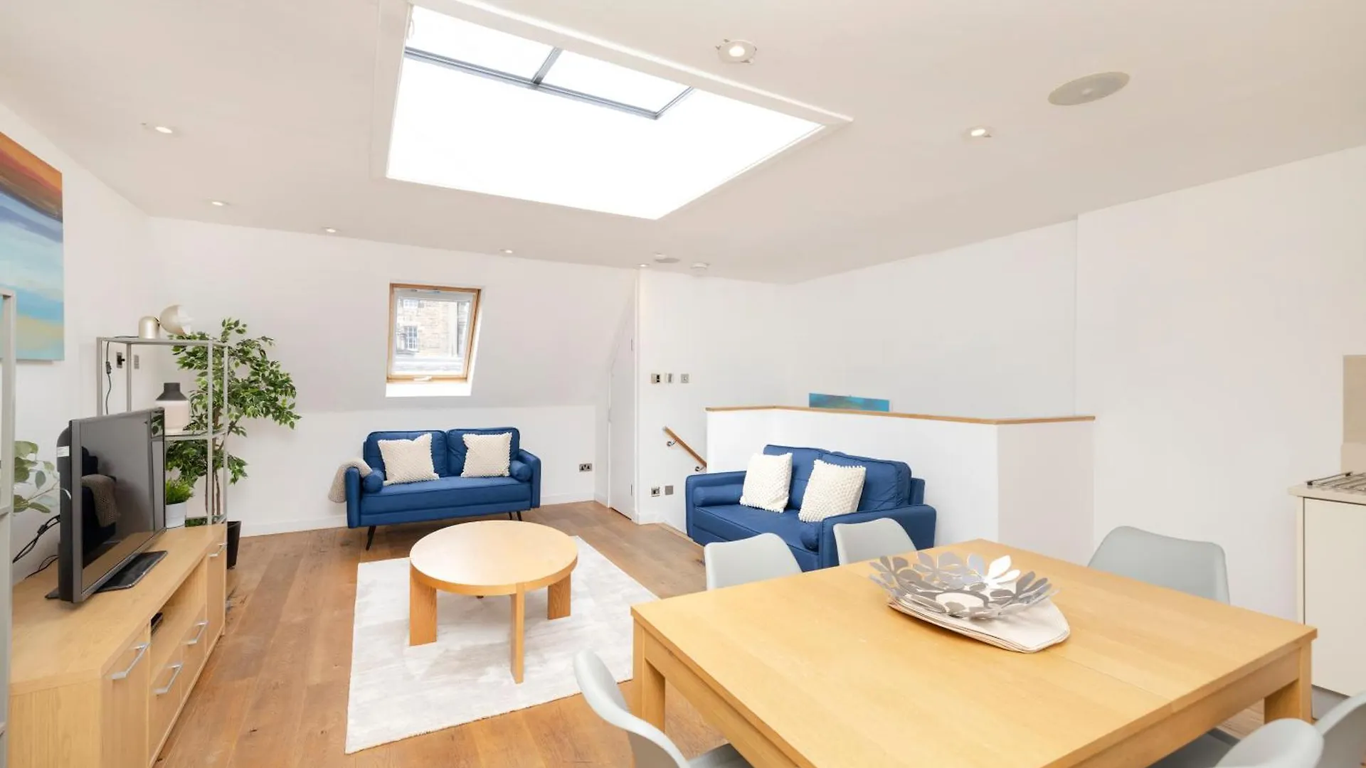 Joivy Chic 2-Br Flats Near Edinburgh Castle Apartment