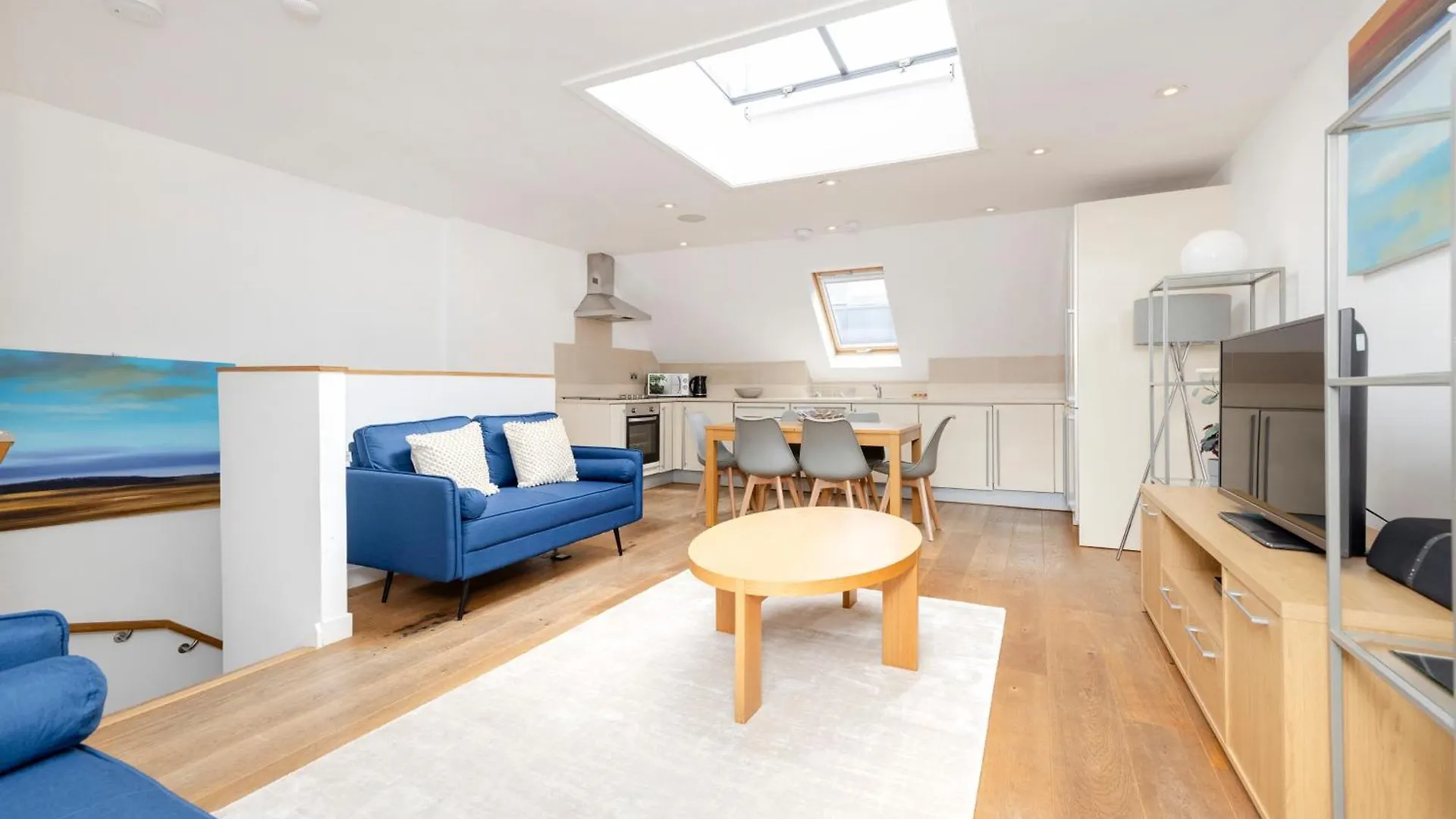 Joivy Chic 2-Br Flats Near Edinburgh Castle Apartment