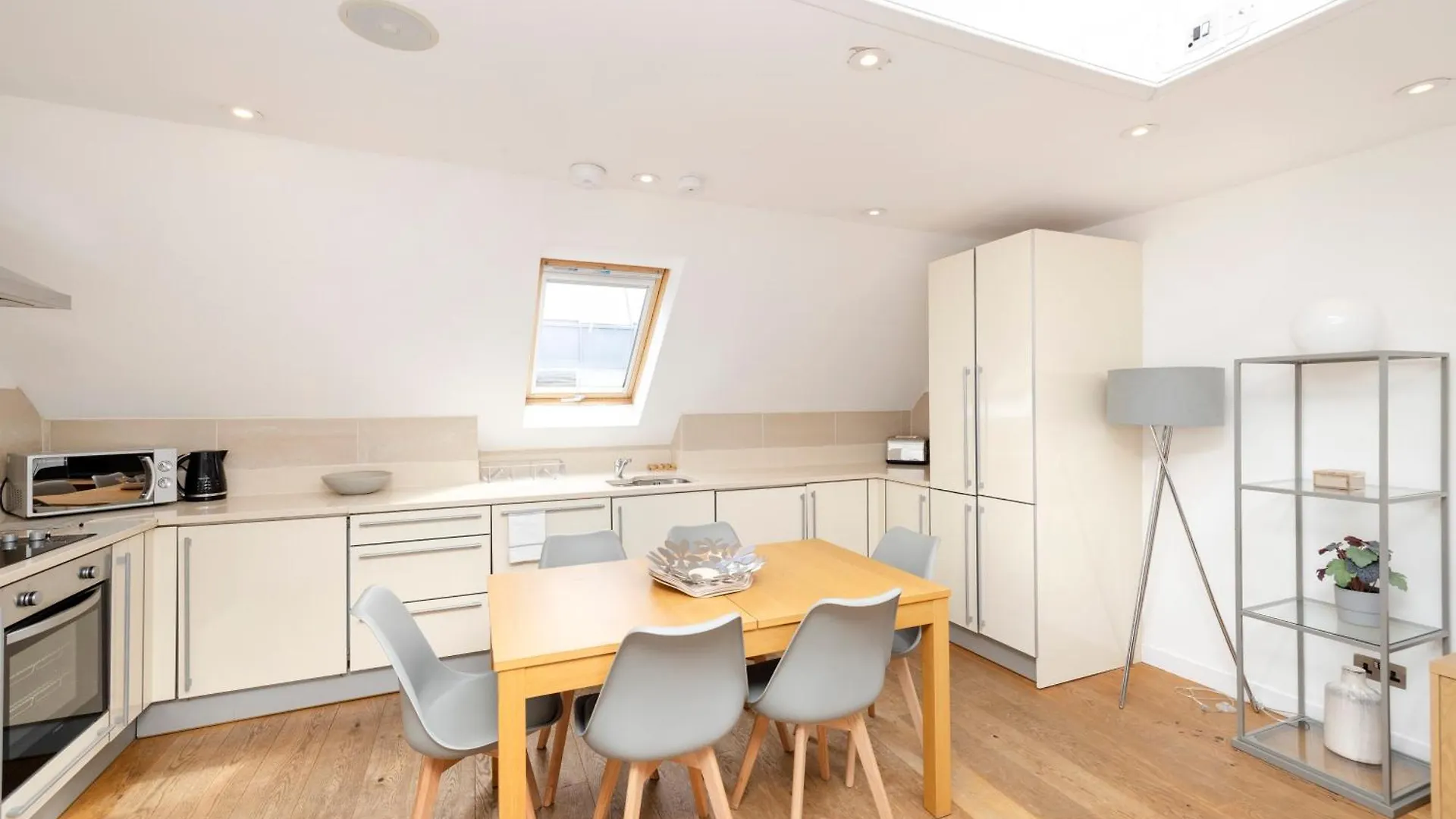 Joivy Chic 2-Br Flats Near Edinburgh Castle Apartment