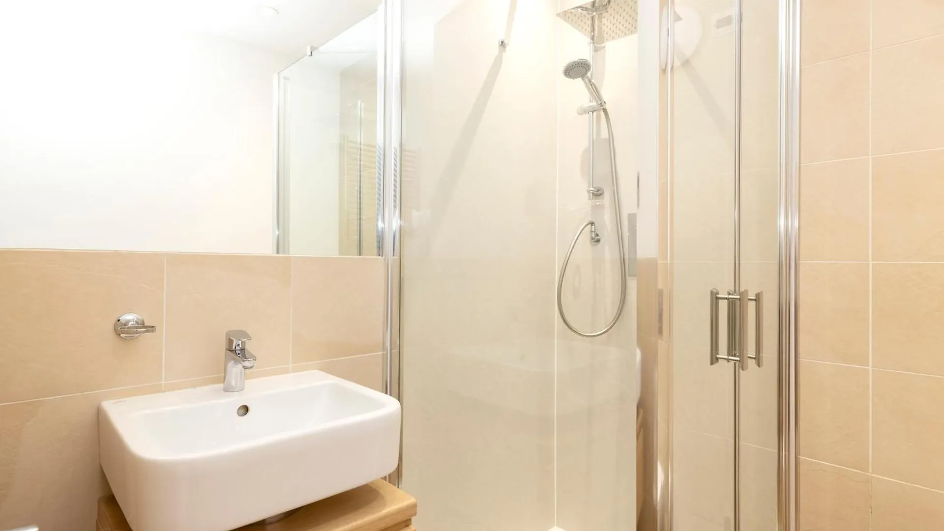 Joivy Chic 2-Br Flats Near Edinburgh Castle Apartment