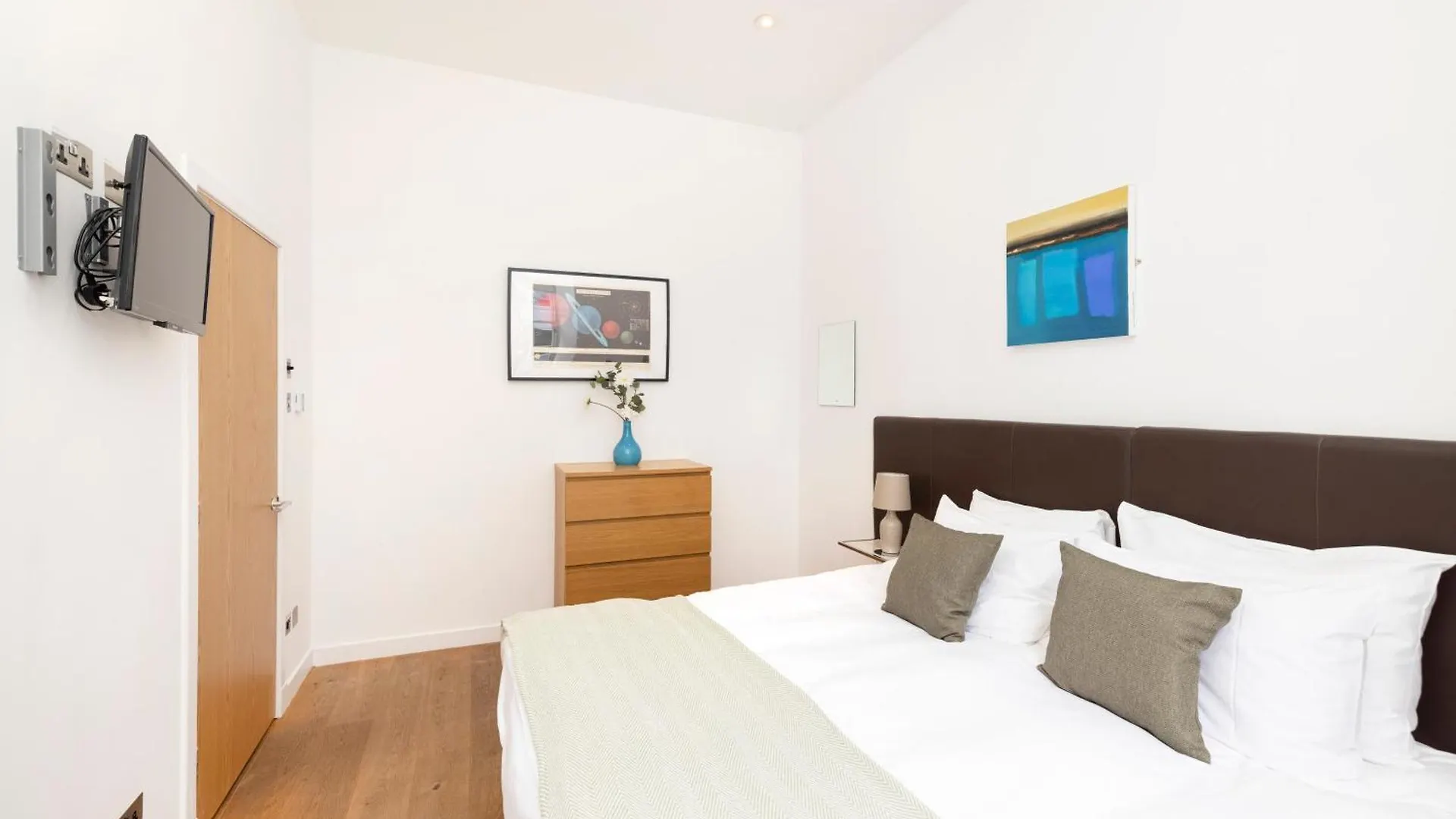 Joivy Chic 2-Br Flats Near Edinburgh Castle Apartment 0*,  United Kingdom