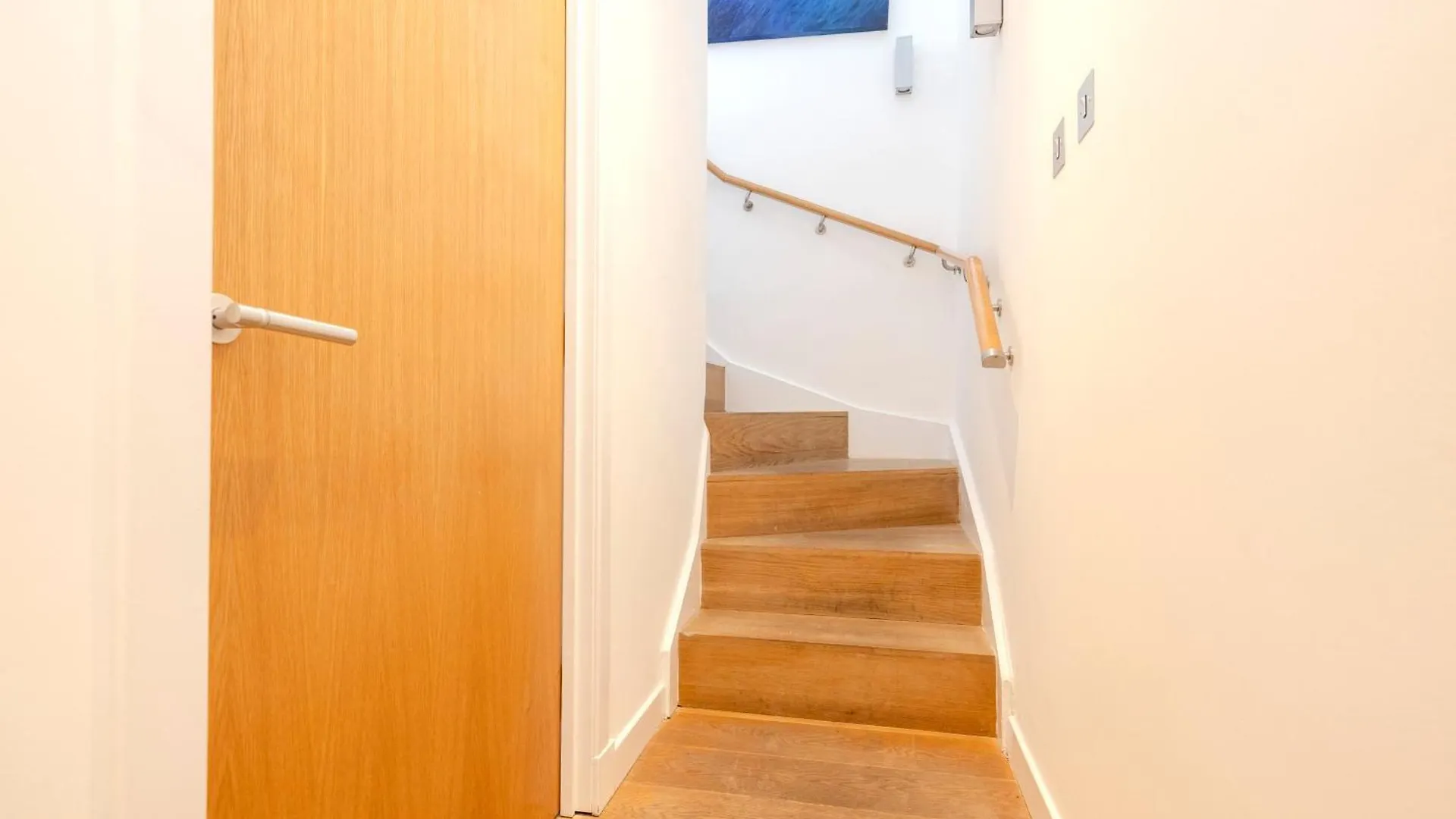 Joivy Chic 2-Br Flats Near Edinburgh Castle Apartment 0*,