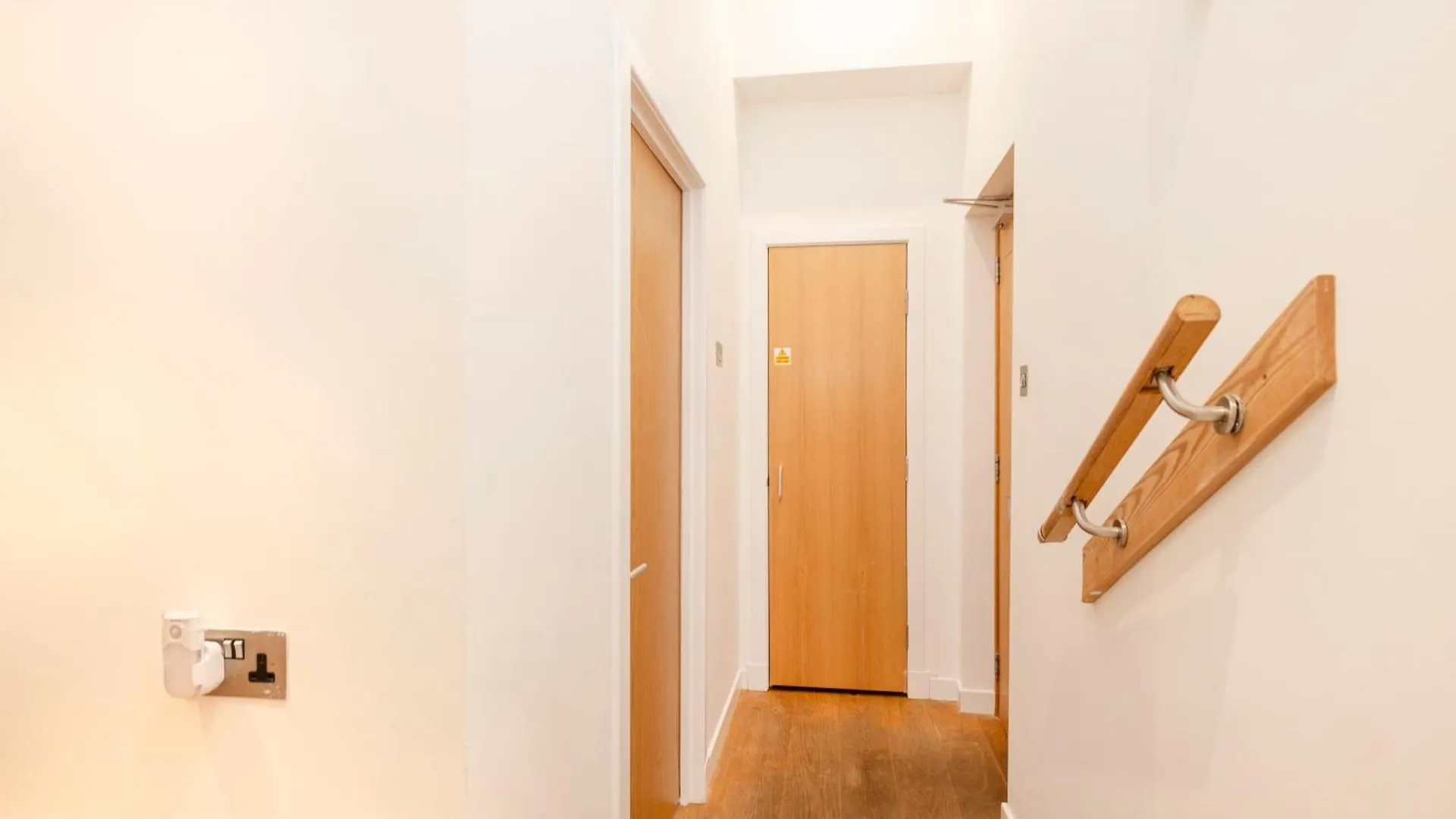 Joivy Chic 2-Br Flats Near Edinburgh Castle Apartment